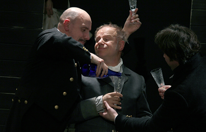 спектакль «Шинель» в МХТ им. А. П. Чехова