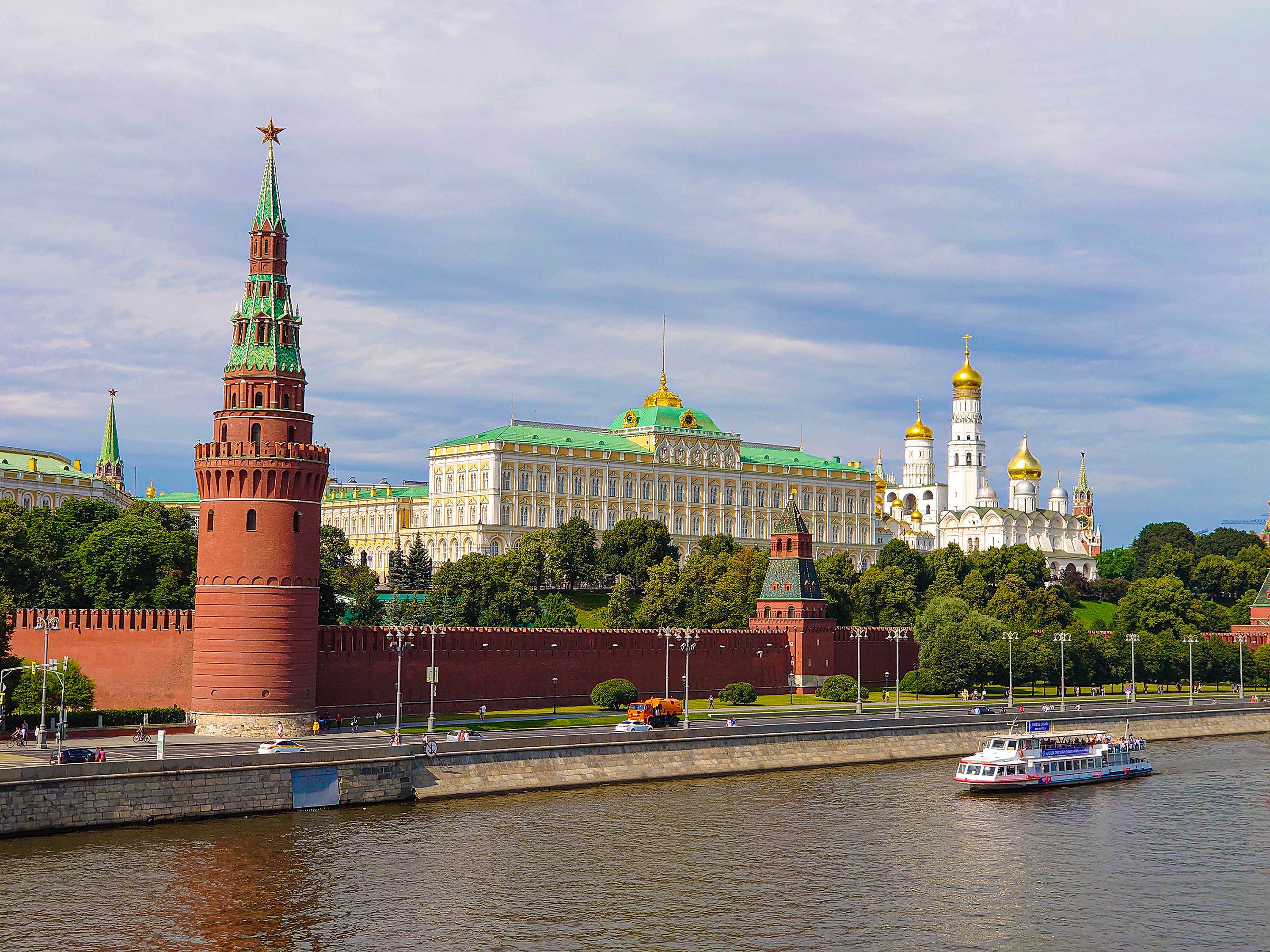 речная прогулка на теплоходе от Воробьёвых гор до парка «Зарядье» со скидкой 50%