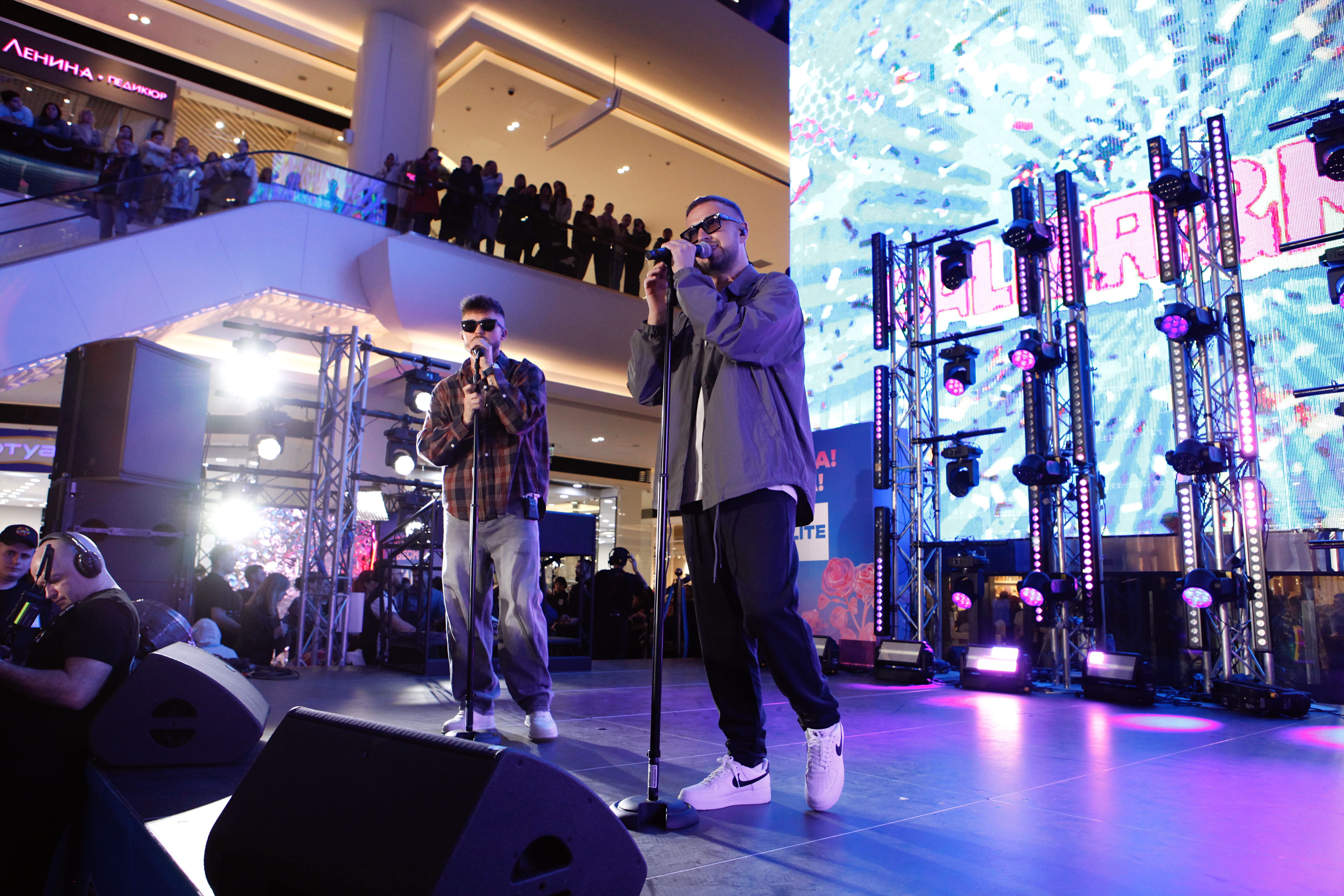 концерт «ЖАРА Лайт» в ТРЦ «Ривьера»