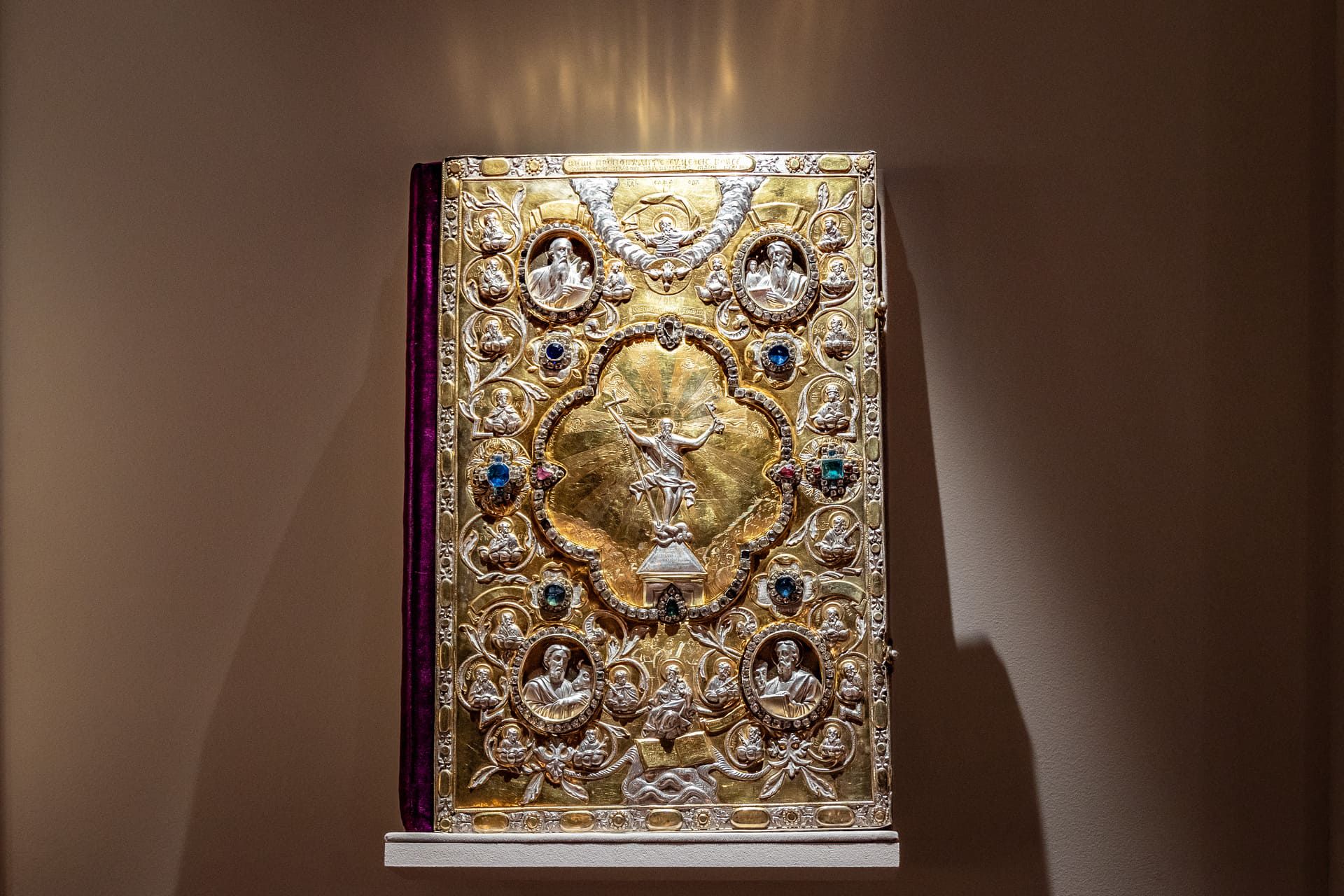 Выставка «Магия блеска. Стразы и граненая сталь XVIII — начала XIX века из собрания Исторического музея» фото 4