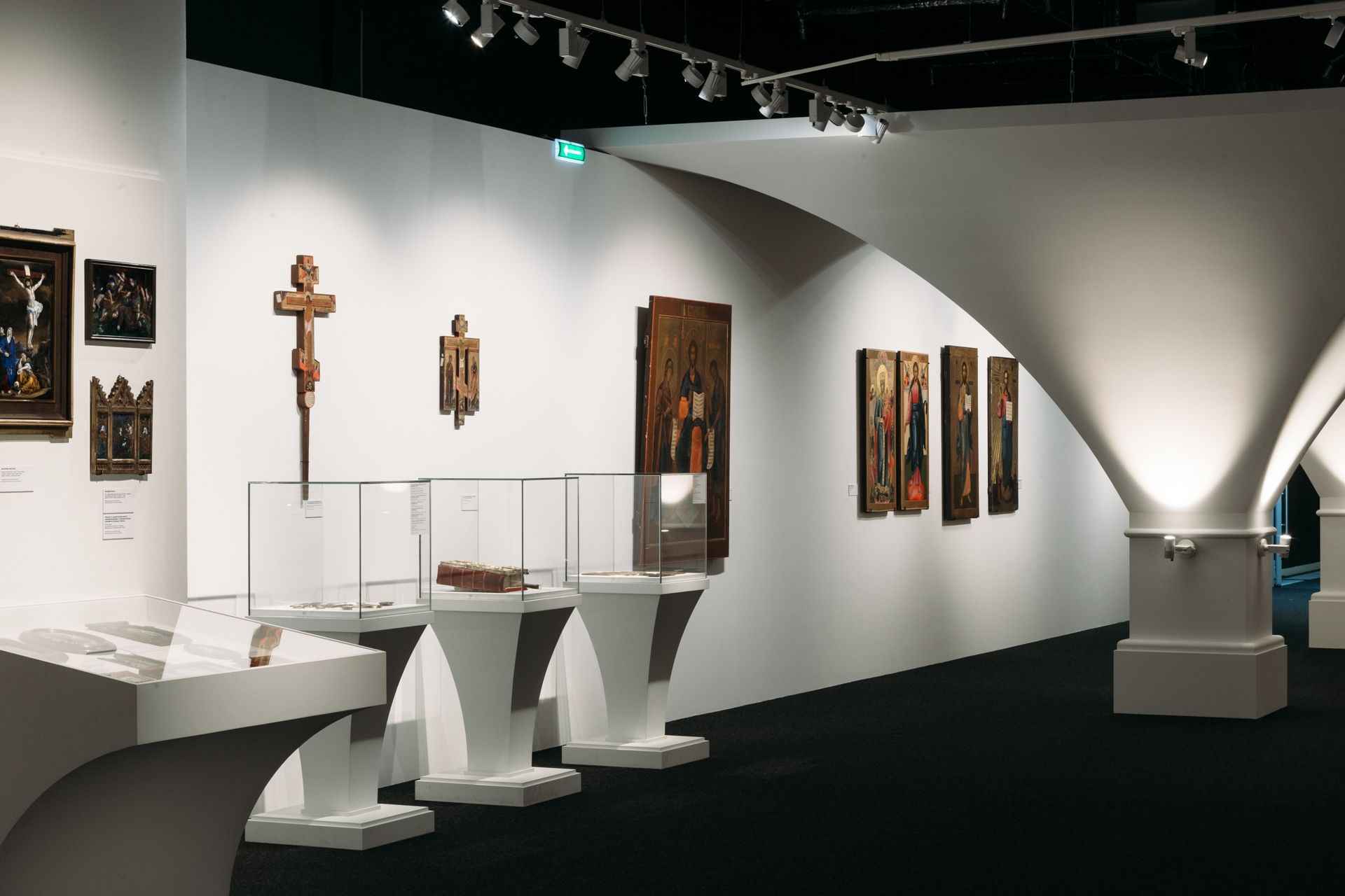 Выставка «Образы Спасителя и Креста Господня в иконе, скульптуре, медном литье и эмалях» фото 3