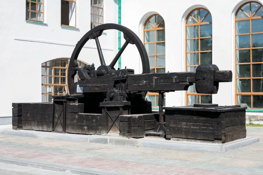 экспозиция крупногабаритной техники уральских заводов