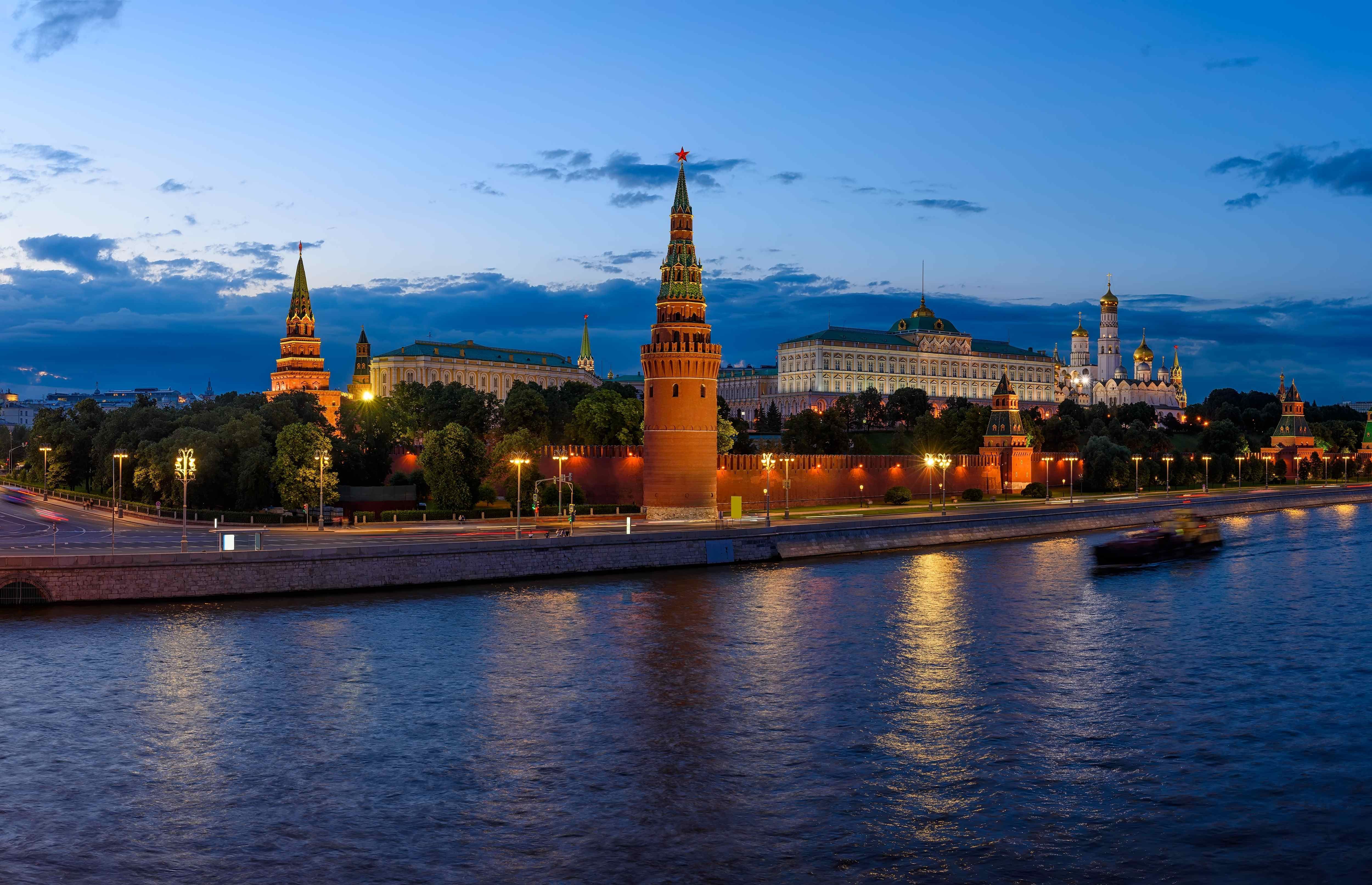 Прогулка по Москве-реке с дискотекой и световым шоу