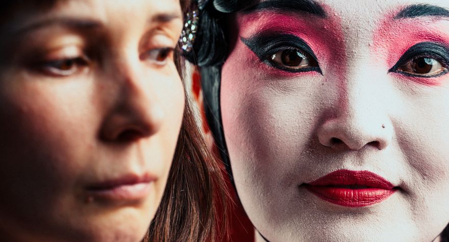 спектакль «Я не убивала своего мужа» в Театре Наций