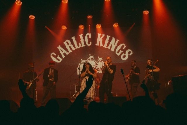 הופעה של להקת Garlic Kings