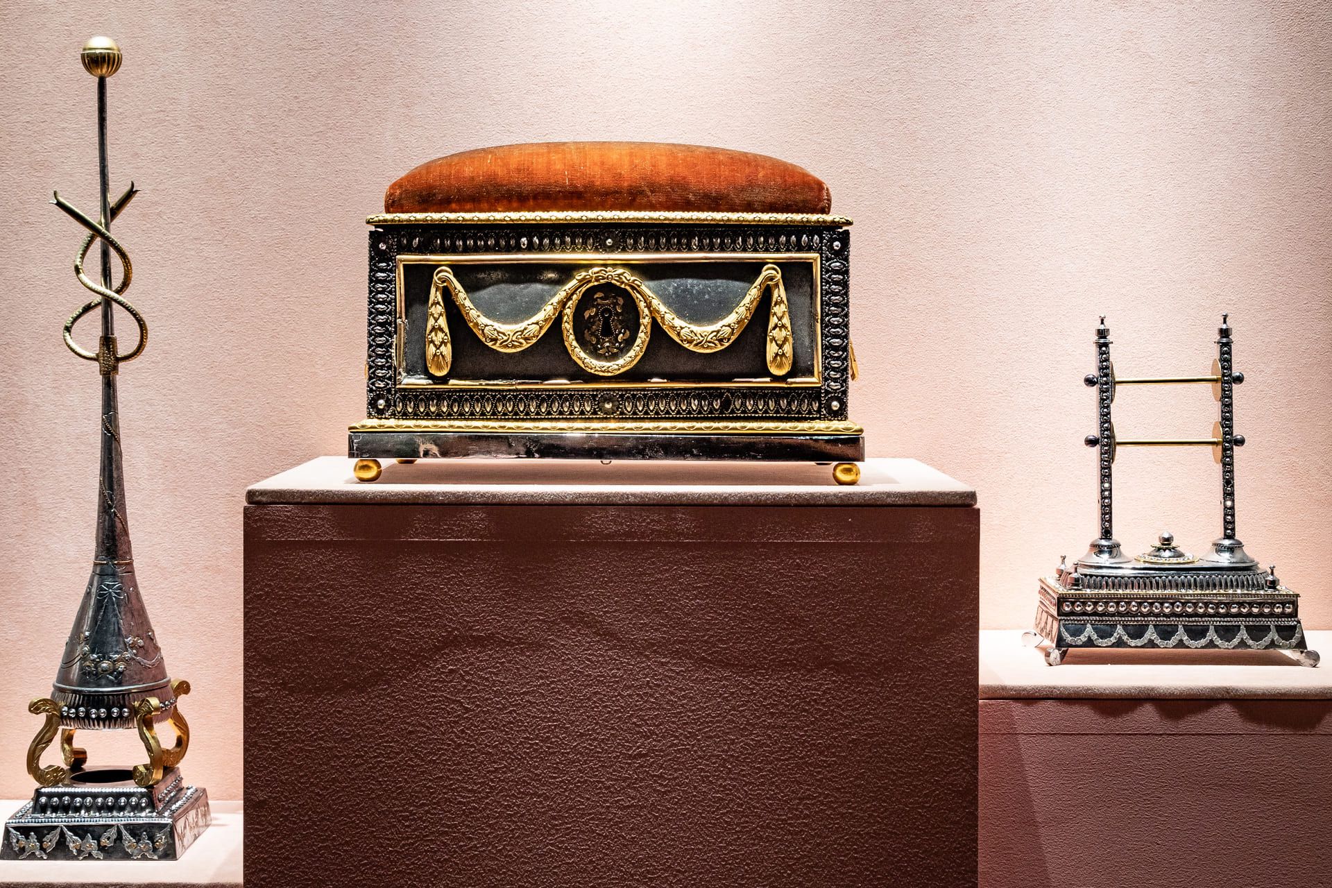 Выставка «Магия блеска. Стразы и граненая сталь XVIII — начала XIX века из собрания Исторического музея» фото 5