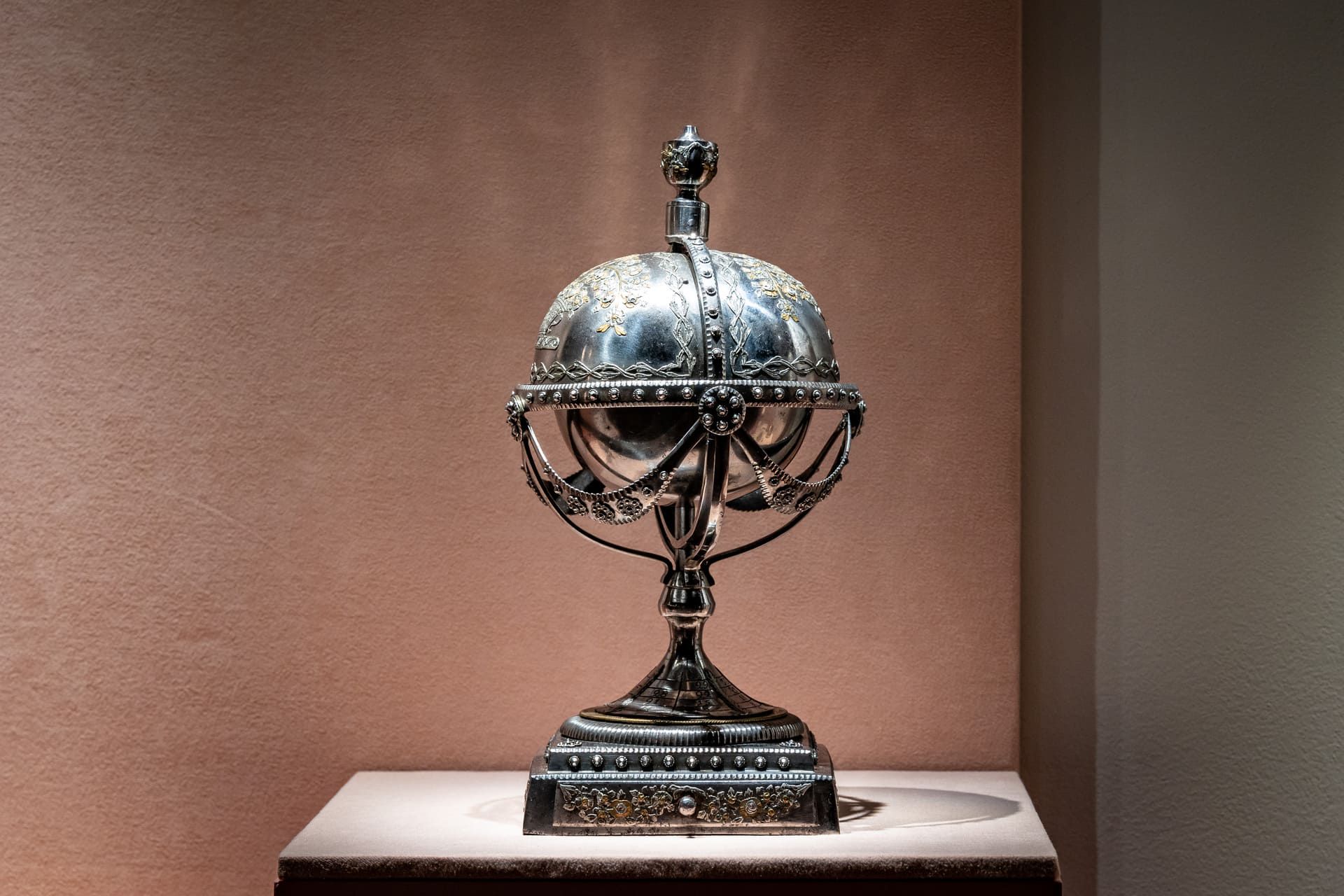 Выставка «Магия блеска. Стразы и граненая сталь XVIII — начала XIX века из собрания Исторического музея» фото 7