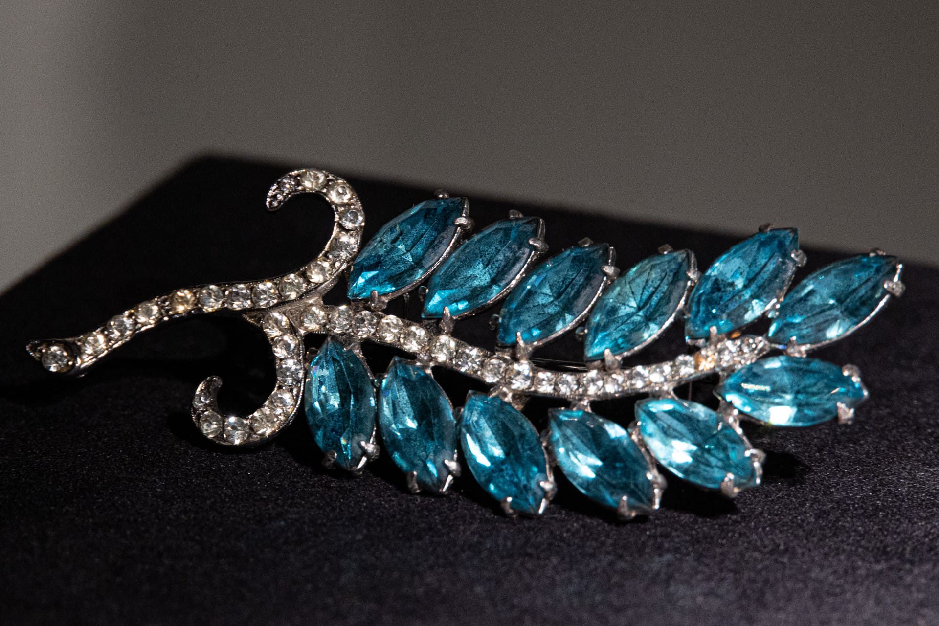 Выставка «Магия блеска. Стразы и граненая сталь XVIII — начала XIX века из собрания Исторического музея» фото 2