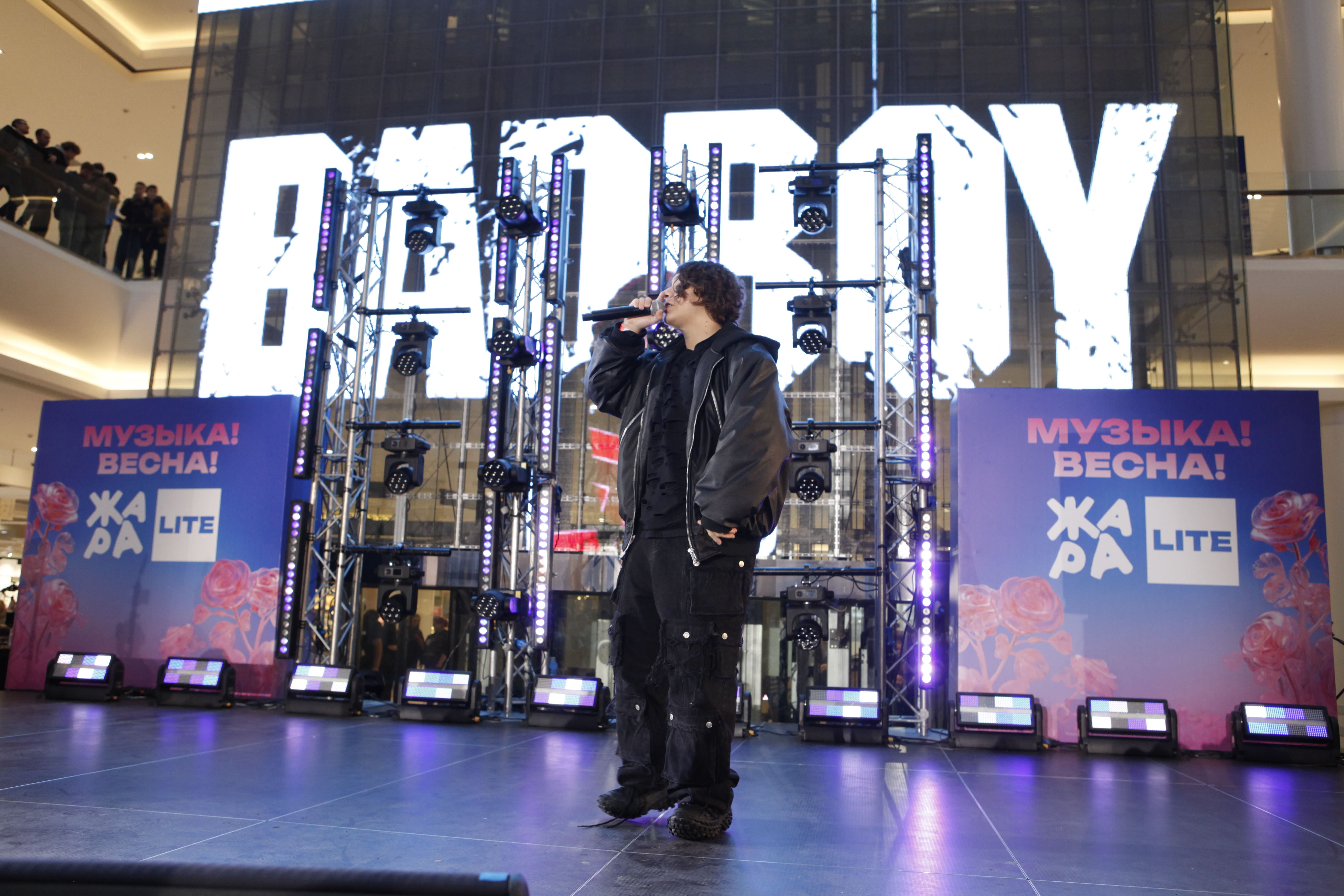 концерт «ЖАРА Лайт» в ТРЦ «Ривьера»