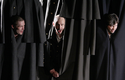 спектакль «Шинель» в МХТ им. А. П. Чехова