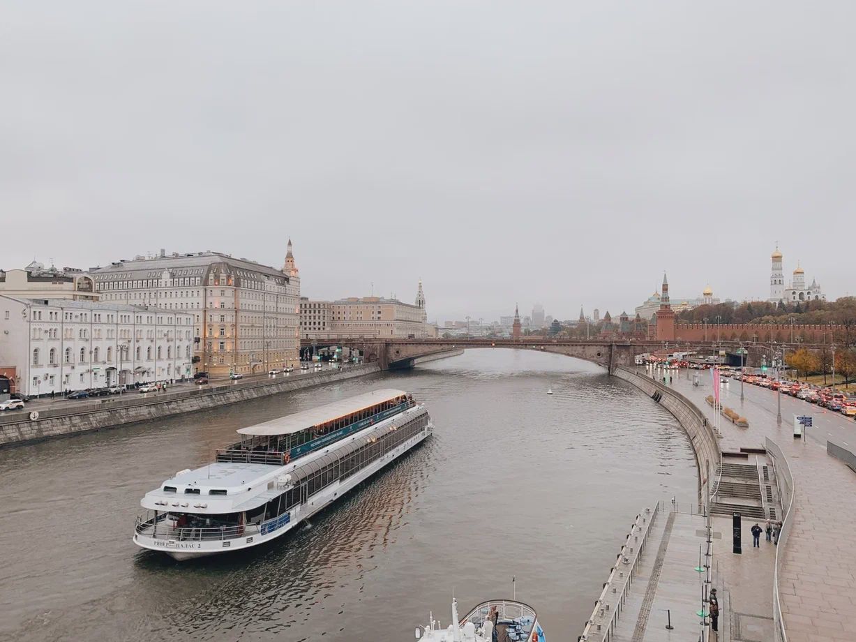 Речная прогулка на панорамном теплоходе «Ривер Палас» по центру Москвы фото 1