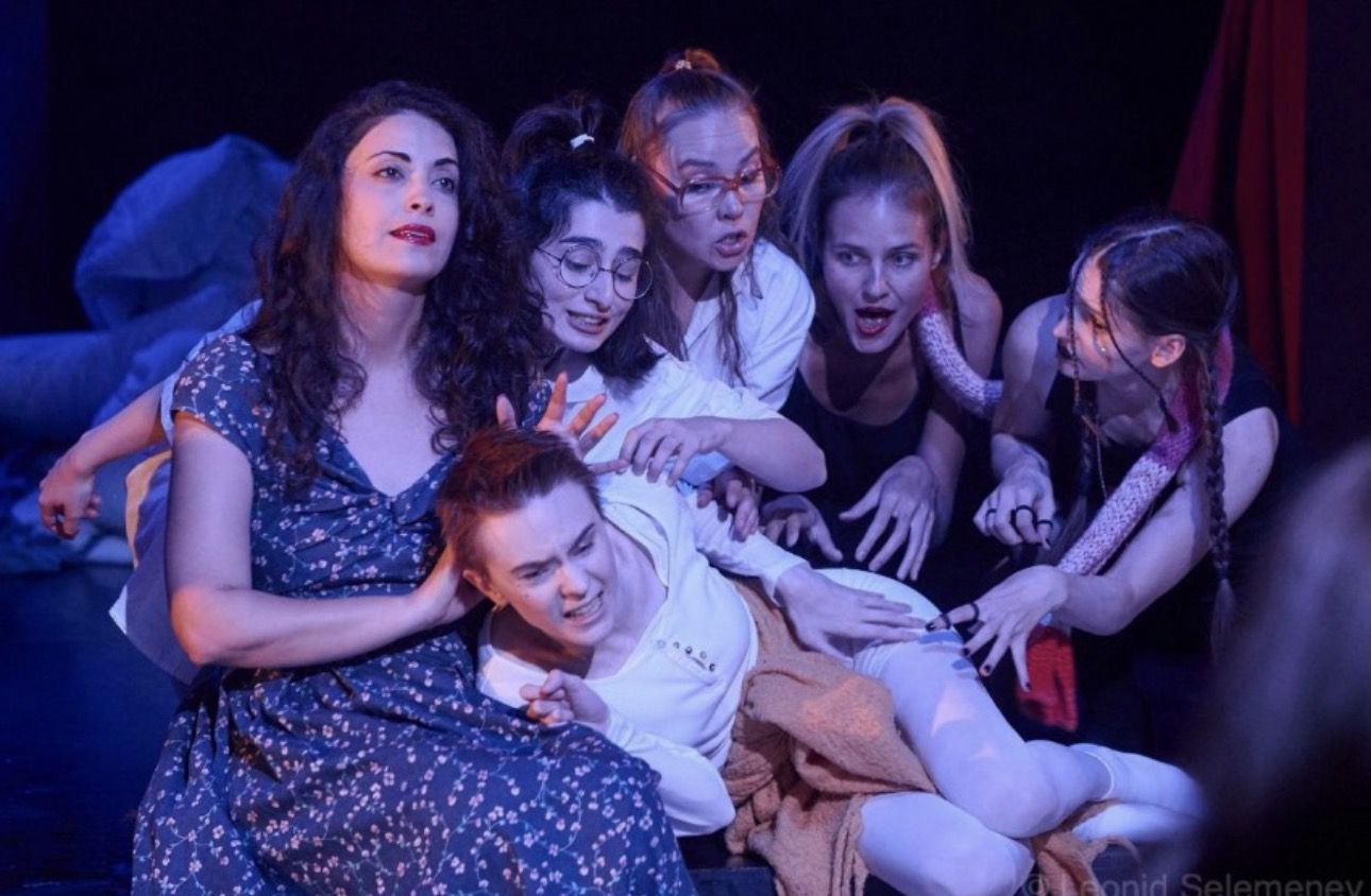 спектакль «Как я была гадиной» в постановке театрального проекта «Ноунейм»