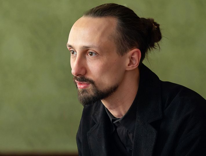 спектакль «Светит, да не греет» в Театре имени Вахтангова