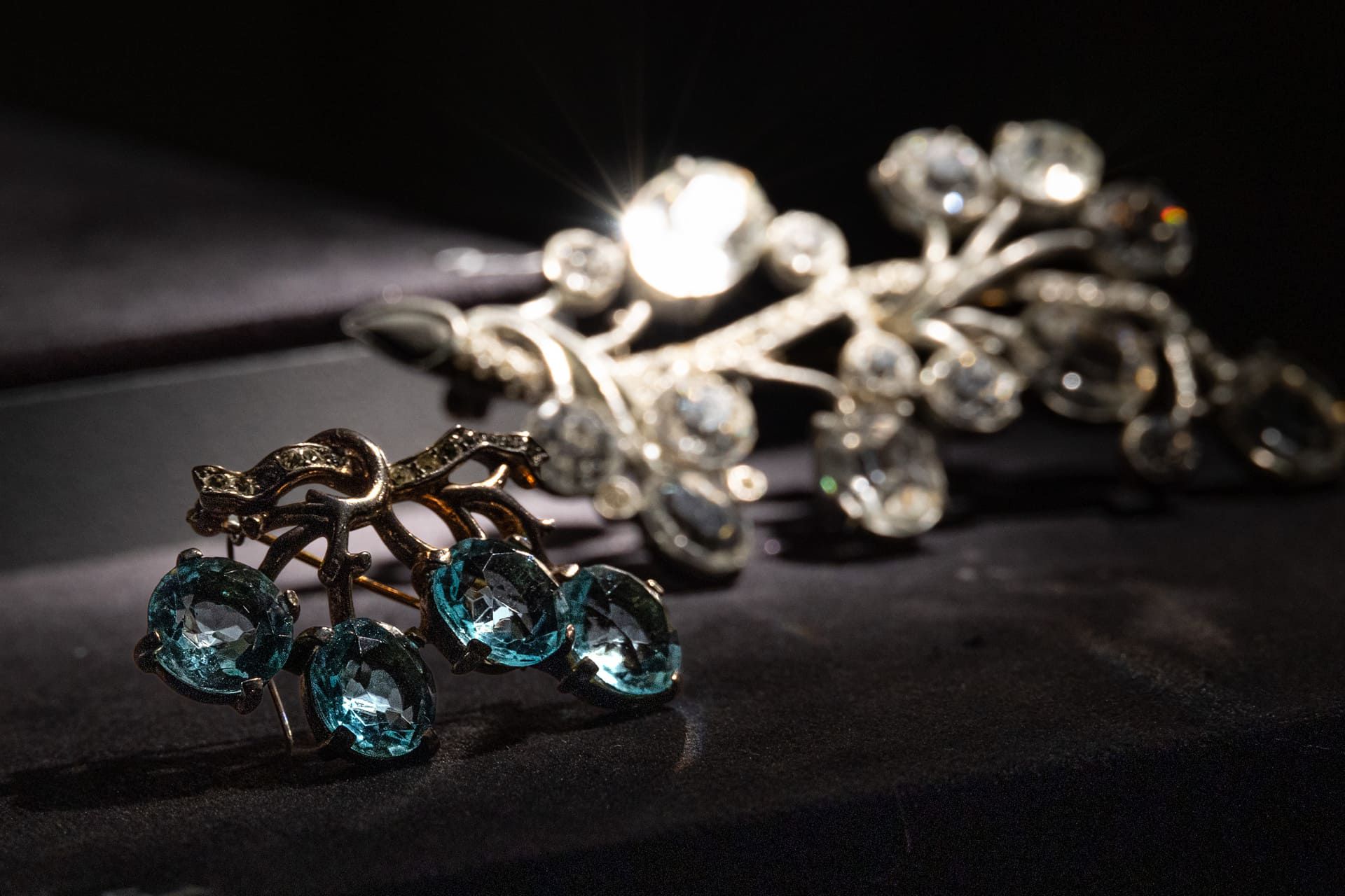 Выставка «Магия блеска. Стразы и граненая сталь XVIII — начала XIX века из собрания Исторического музея» фото 9