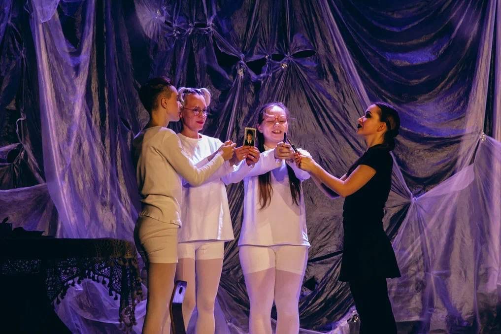 спектакль «Как я была гадиной» в постановке театрального проекта «Ноунейм»