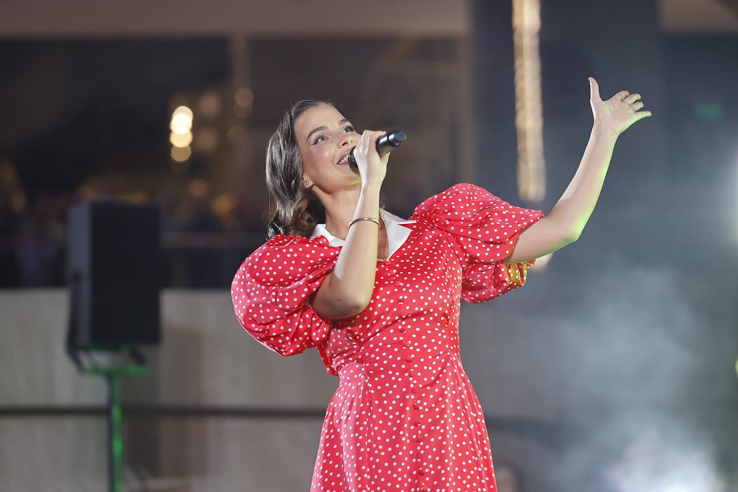 концерт «ЖАРА Лайт» в ТРЦ «Ривьера»