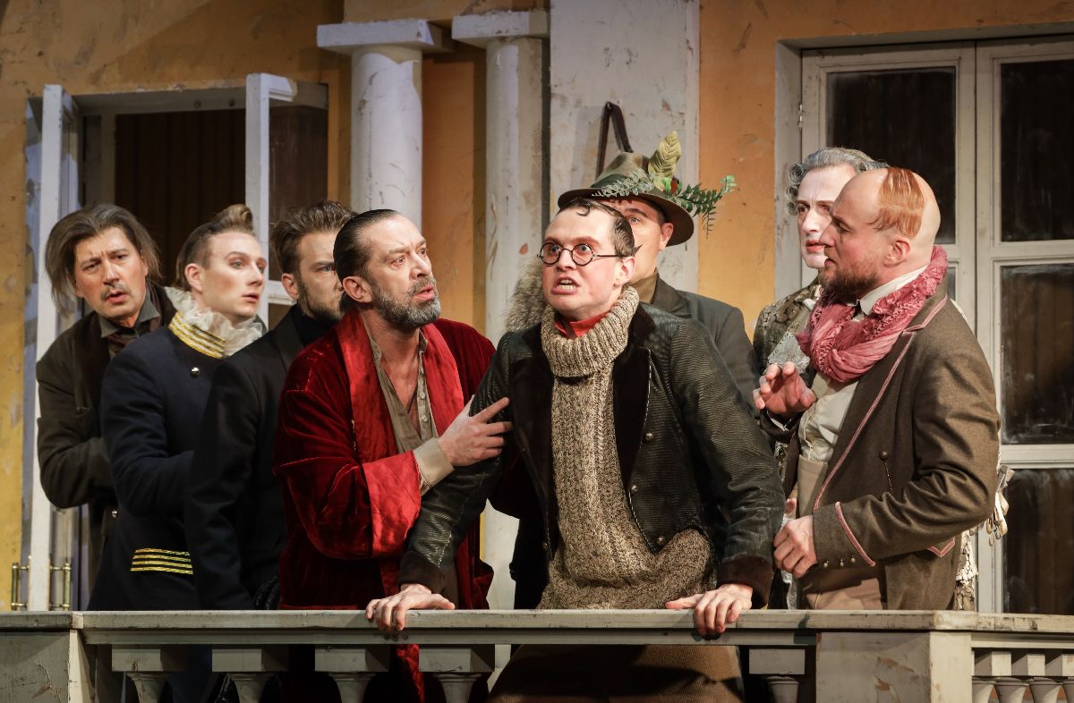 спектакль «Ревизор» в Московском театре Олега Табакова