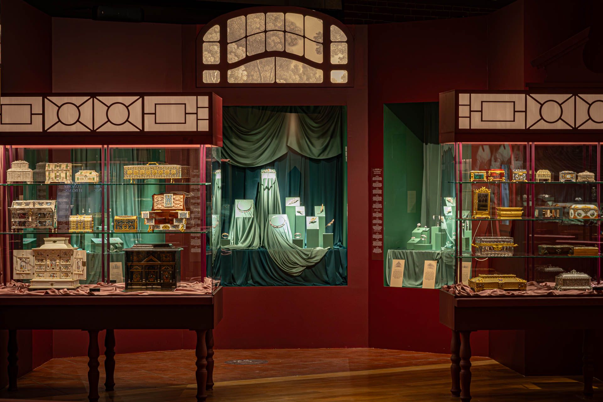 Выставка «Очарование красоты. Из истории ювелирных украшений в России» фото 1