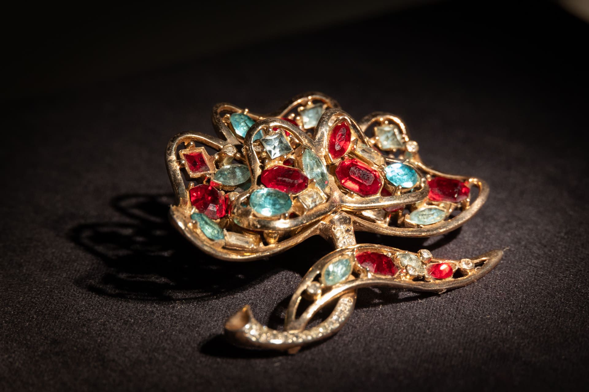 Выставка «Магия блеска. Стразы и граненая сталь XVIII — начала XIX века из собрания Исторического музея» фото 1