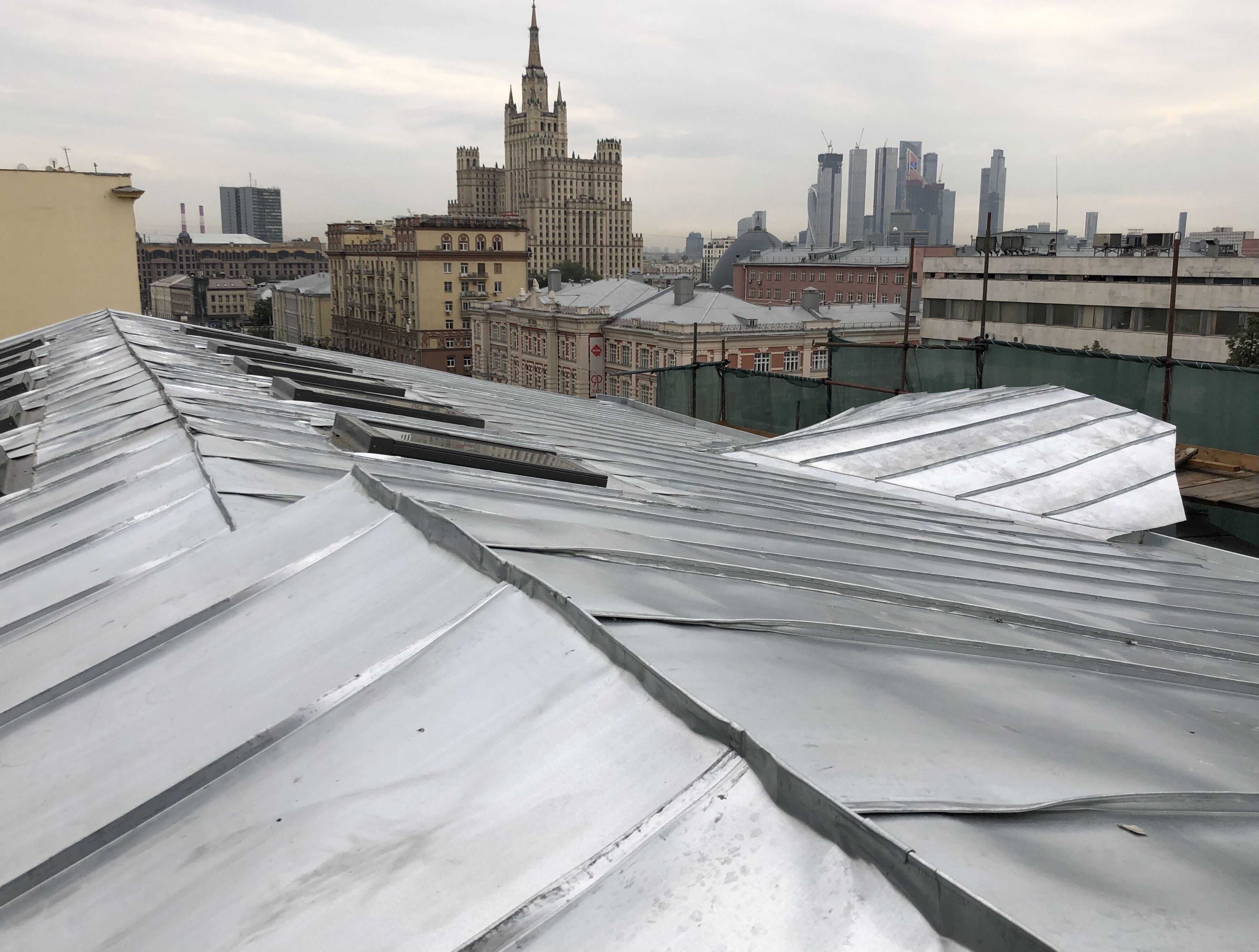 Реставраторы завершают возведение кровли доходного дома Скопника