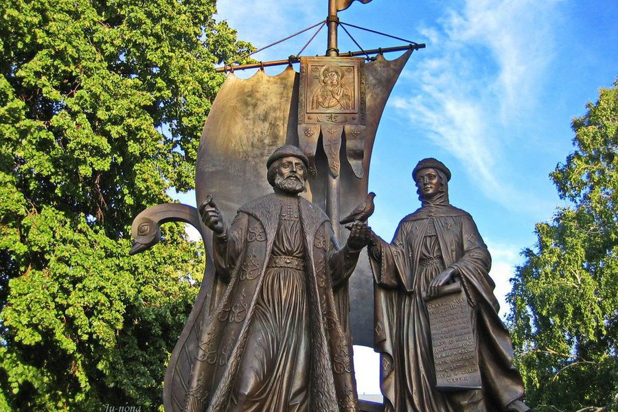 Памятник святым Петру и Февронии в Политехе