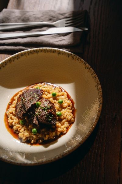 Щека телёнка с перловой крупой и квасным суслом — 1090 рублей.